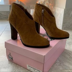 NIB Brown suede heeled booties